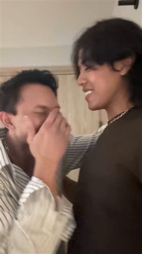 this is what real friends do behind closed doors