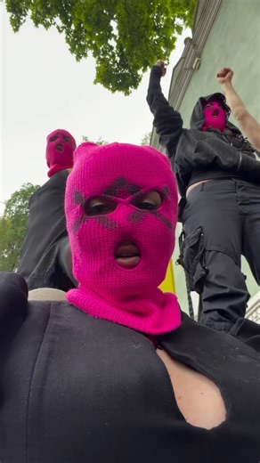 In Venice, activists from Pussy Riot and the Femen movement staged a protest near the Russian pavilion at the Biennale. This marks Russia’s first attempt to return to the venue since the start of the war in Ukraine.The participants chanted slogans and used smoke flares. Videos from the scene have appeared on social media.Russia’s participation in the Biennale has already sparked controversy. Earlier, the event’s jury resigned over the issue.