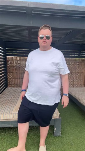 RT @ChubbyLadXXX: Love being naked on holiday in the sun ☀️👀🥵