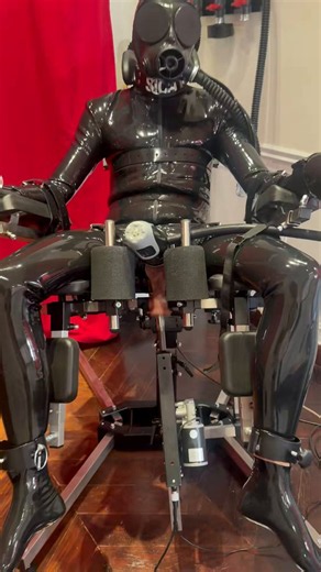 RT @sicasencol: Tied up in full rubber on my bondage chair by @KinkyHux0 Milking + fucking machineAnd under popp*rs machine and breathpla…