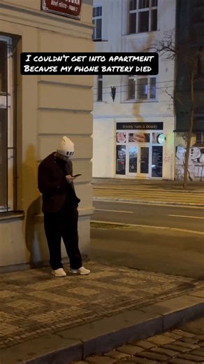 He said "My phone was about to die." 🔋A stranger offered to help, and the day got way more interesting. 👀One small favor turned into a great story. 😏https://t.co/zWdWgwmaGs