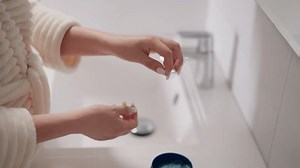 Female in robe hält Stoffaugenpflaster in: Stockvideos & Filmmaterial (100 % lizenzfrei) 1109877495 | Shutterstock