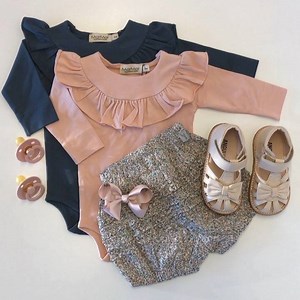 Se lige de her smukke bloomers fra Wheat som netop er kommet online - SÅ fine, og så kan de sagtens bruges med strømpebukser under allerede nu😍🌸 De fine bodyer er ‘Bibbi’ bodyer fra MarMar og sandalerne en nyhed fra Angulus❤️ Find det hele på webshoppen Gladerollinger.dk Wheat bloomers: https://www.gladerollinger.dk/catalogsearch/result/?q=Wheat bloomers Angulus sløjfe sandal: https://www.gladerollinger.dk/catalogsearch/result/?q=Angulus sløjfe Bibbi body: https://www.gladerollinger.dk/catalog