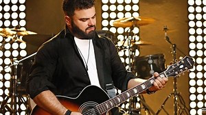 «Πόσο μου λείπει» - Ο Ηλίας Καμπακάκης «αναγεννά» το αγαπημένο τραγούδι, 22 χρόνια μετά - ΤΑ ΝΕΑ