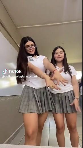 Colegialas Latinas en Minifaldas con Lentes 🤓