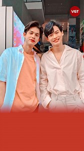 Win Metawin 25 tuổi và gia tài diễn xuất ấn tượng Xem thêm tại: https://f.vgt.tv/HR3R Bắt đầu nổi lên với siêu phẩm boylove đình đám 2gether the Series, Win Metawin ngày càng ghi dấu ấn sâu đậm hơn trong lòng khán giả nhờ chăm chỉ tham gia nhiều bộ phim. Win Metawin có tên thật là Win Metawin Opas-iamkajorn, sinh năm 1999 và sở hữu chiều cao 1m85. Anh từng theo học tại trường đại học Thammasat University - một trong những ngôi trường nổi tiếng tại Thái Lan. #winmetawin #2getherseries #tbiz #saod