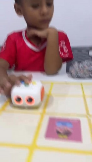 🤖✨ أبطالنا وتحدي جديد مع روبوت الـ Talebot! ✨🤖 المرة دي التحدي كان مختلف 😍 كل طفل اختار شخصية أحلامه! 👮🏻‍♂️ بكرى اختار يكون ظابط شرطة ويركب سيارة الشرطة 👸🏼 وحياء اختارت تكون البرنسيس وتروح لصندوق المجوهرات الخاص بيها وبعدها بدأ دور البشمهندس اللي صعّب التحدي وحدد أماكن الشخصيات على الخريطة 🔍 علشان اللعبة تبقى أكثر حماسًا، لأن الشرط كان واضح: ❌ لو الشخصية لمست شخصية تانية… يخسر التحدي فورًا! 🎯 النتيجة؟ تفاعل، حماس، وضحك كتير 🤩 وفي نفس الوقت الأطفال بيتعلموا مهارات مهمة جدًا: التخيل والت