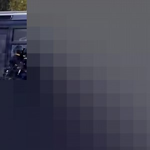 GIS GRUPPO INTERVENTO SPECIALE! Di stanza a Livorno, il G.I.S., dipende per l'impiego dal Comando Generale dell'Arma dei Carabinieri ed è inquadrato nella 2^ Brigata Mobile. Attualmente fornisce anche un supporto altamente qualificato ai reparti territoriali in occasione d' importanti operazioni di polizia. Ancora oggi, tutti gli operatori del G.I.S. provengono dal I Reggimento Carabinieri Paracadutisti "Tuscania". Sono volontari, con età non superiore ai trent’anni e con ottimi precedenti disci