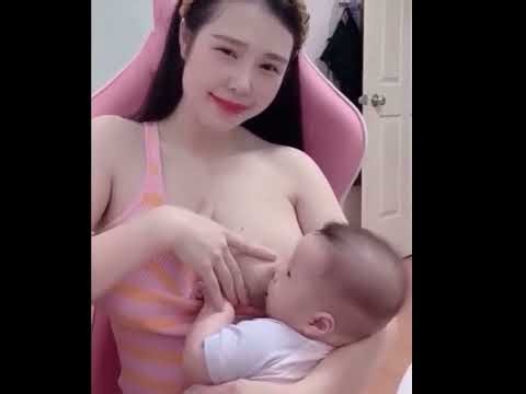 ibu cantik menyusui bayi (braestfeeding )
