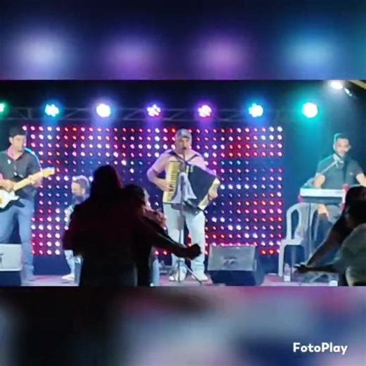 8.1K views · 233 reactions | Sexta feira agora eles estão volta para animar nosso povo baileros do caipirao de peabiru.... | O Caipirão Restaurante e Lanchonete | Facebook