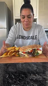 ¡MAÑANA ALENTAMOS TODOS! Juega la Argentina y la previa, como siempre, es con la mejor carne del mundo 🙌🏻🇦🇷No rompas la cábala, te damos las mejores ideas para la juntada: ¿qué tal este sándwich de selección? 👇🏻 | Carne Argentina