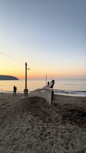 19歳 まだ子どもだって言われてもおかしくない年齢で わたしのお腹の中には 確かにひとつの命がいる 社会人のわたしと 大学生の彼 タイミングなんて完璧じゃない むしろ不安のほうが多い 最初は 「おろす」という選択肢も現実的だった そうしなきゃいけないのかなって 何度も自分に言い聞かせた でも 産婦人科で見た小さな影 はじめて聞いた、力強い心拍音 あの瞬間 ただの“可能性”だった存在が 守りたい命に変わった 涙が止まらなかった 嬉しいはずなのに 同じくらい怖い 19歳のわたしに この子を幸せにする覚悟はあるのか ちゃんと母親になれるのか 未来を考えるたび 現実が重くのしかかる 彼は言った 「産みたいなら大学辞めて働く」って その言葉は優しくて でもどこか必死で そして本音もくれた 「できれば、おろしてほしい」って どっちも嘘じゃないのが分かるから 余計に苦しかった 最後に 「決めるのは君だよ」って言われた 無責任だとは思ってない でも この小さな命の重さを 一人で抱えた気がして 少しだけ 寂しかった 命を守る選択も 諦める選択も どちらも簡単じゃない どちらを選んでも きっと涙は出る で