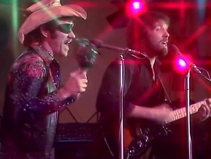 Dr. Hook - When You're in Love with a Beautiful Woman 1978 "When You're in Love with a Beautiful Woman" is an internationally successful single by Dr. Hook. It was recorded at Muscle Shoals Sound Studio, Alabama. Written by Even Stevens, who followed producer Ron Haffkine into the studio bathroom to pitch him the song. "When You're in Love with a Beautiful Woman" first appeared on the band's 1978 album Pleasure and Pain. Riding the disco wave in 1979 it belatedly became an international hit, rea