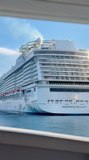 How do these ships even float? 🤩😱 The beautiful Norwegian Getaway in Great Stirrup Cay, Bahamas 🏝️ #norwegiangetaway #norwegiancruiseline #cruiseship | The Cruise Vibe