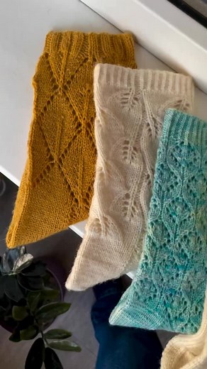 –50% on all my knitting patterns from November 24 to December 2! (except the Minimalist Socks — the KAL girls are already knitting, and we’re keeping things fair 💗) This is the perfect moment to create your own hand-knitted autumn sock collection: delicate lace, subtle details, and pure knitting joy in every single row. Choose your favorite designs, download them, and knit with a cup of tea, a candle, and full cozy-autumn vibes ☕🍂 Link in bio. Ready to start your season of beautiful socks? ✨🧦