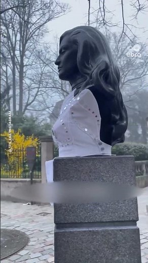 Une artiste recouvre le buste de Dalida pour empêcher qu'on lui touche les seins