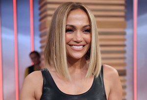 On top of a table and in a bathing suit, JLo appears without filters with all the cellulite on her butt (PHOTOS)