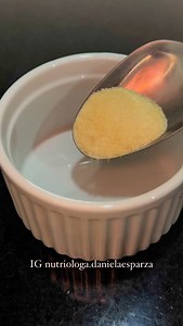 Gelatina de café suuuper baja en calorías y deliciosa☕️✨ -Mezcla 1/2 cdita de grenetina con 2 cdas de agua fría y deja reposar por 5 minutos -Agrega 1 shot de café caliente y mezcla hasta disolver la grenetina -Agrega 1/4 de tza de yogurt griego endulzante sin calorías y refrigera por 1 hora -Agrega de topping 1/4 de tza de yogurt griego mezclado con endulzante sin calorías o mapple sin azúcar canela en polvo ¡Disfruta! COPY REELS ✨Ideas ✅Completas ✅Deliciosas ✅Saciantes ✅Altas en proteina 🔥Rec