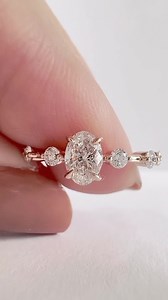 Oval Shape rhythm ring. #ovalshapeweddingring #ovaldiamondring #ovalengagementring #weddingdiamondring #ของขวัญให้แฟน #แหวนขอแต่งงาน | Arkong Gems - ครอบครัวช่างฝีมือจากรุ่นอากง แหวนเพชร แหวนแต่งงาน GIA HRD