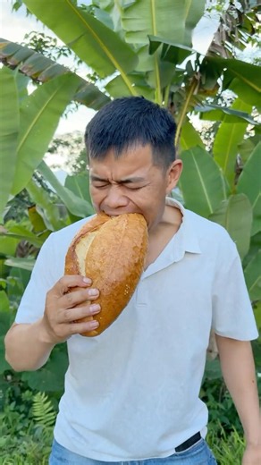 Eating giant bread challenge from 1-100% |#tittv