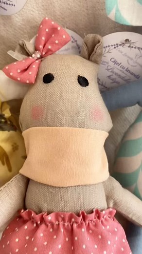 HU/ 🌟 Idén legyen a gyereknap még varázslatosabb! Összegyűjtöttük a legmenőbb ajándékokat, amikre minden gyerkőc azt mondja: “Wow!” 😍🎁 RO/ 🌟 Anul acesta, fă ca Ziua Copilului să fie și mai magică! Am adunat cele mai tari cadouri la care fiecare copil va spune: “Wow!” 😍 #buylocal #helyi #helyitermék #támogatomahazait #handmaderomania #localcrafts #crafts #localshop #handmadetreasure #designstore #accessories #localdesigners #termelő #helyitermelő #comfyatelier #handmadewithlove #giftshop | C