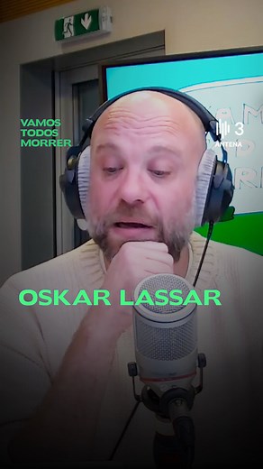 O morto de hoje, Oskar Lassar, foi um dermatologista alemão. Motivo mais que suficiente para o Hugo van der Ding nos guiar até à história da higiene. #VamosTodosMorrer ▶️ Episódio disponível na íntegra na @rtpplay, em podcast e também no YouTube! | Antena 3