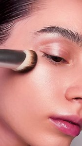 Léger et modulable, cet highlighter fluide est idéal pour illuminer le teint au quotidien. Sa formule lissante n'obstrue pas les pores et n'accentue pas les reliefs de la peau, permettant de créer un glow harmonieux sur les reliefs du visage. Une toute petite quantité suffit pour déposer un voile de lumière aux nacres ulta fines ✨🤩 | BYS Maquillage