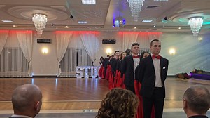 "Są chwile, które nie przemijają - one tańczą w naszej pamięci." Walc - delikatny i subtelny, a zarazem przepełniony emocjami - stał się prawdziwym sercem studniówkowego programu. Zapatrzeni widzowie z zapartym tchem śledzili pełne gracji ruchy młodych tancerzy.😍Zwiewne spódnice, klasyczne muszki i długie rękawiczki tworzyły harmonijną całość, idealnie współgrającą z czerwienią i czernią dekoracji. To był taniec, który zostanie w naszej duszy. 💃 Dziękujemy bardzo p. Januszowi Dudzińskiemu za z