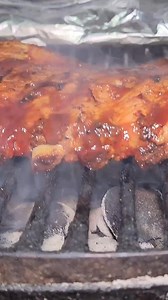 1.2M views · 17K reactions |  Haciendo costillas BBQ… sin tener idea de cómo se hacen No soy experto en carnes. No vi receta. No medí nada. Solo fuego, intuición y mucha fe Una receta express de como hacer costillitas BBQ de cerdo de una manera práctica y facil | El tio yorch | Facebook