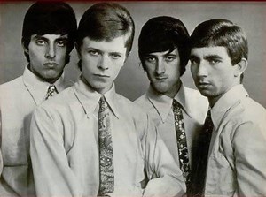 Kad su Dejvid Bouvi i Džimi Pejdž imali bend... Ovo je jedina pesma koju zajedno snimili, davne 1965, pre nego što su postali slavni – Headliner