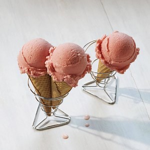 Cool off with homemade Strawberry Frozen Yogurt, packed with the sweet flavour of Ontario Strawberries! Whether you use an ice cream maker or freeze it in a shallow pan, this creamy, dreamy treat is the perfect way to enjoy a refreshing taste of summer. 🍓🍦 https://bit.ly/3IsO3zI Berry Growers of Ontario | Foodland Ontario