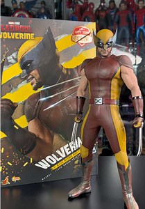 Hot Toys Wolverine Brown Suit