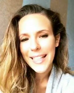 Rdv Demain pour une vidéo de #lavieestbelle en acoustique. Où j'ai la chance d'être accompagnée d'un tres grand guitariste Jean Pierre Danel. À demain ! 💋 | Lorie Pester