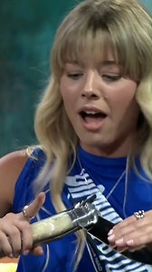 2.2M views · 27K reactions | 퐌퐚퐫퐢퐧퐚 퐑퐞퐜퐡퐞 퐬퐞 퐜퐨퐫퐭퐚 퐮퐧 퐝퐞퐝퐨 Que casi pierda un dedo la invitada veo más normal que haya alguien de nuestro público capaz de haberse sacado Medicina. | La Resistencia por Movistar Plus+ | Facebook