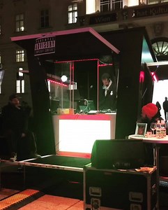 "Ich stell mir einfach vor, dass das MuseumsQuartier mein Sohn wär" 🤔: Rapper lesen Rapper heute ab 19h im MQ Haupthof David Scheid, HeinrichHimalaya und DJ Dorian Pearce bringen euch Lit.eRa(p)tur mit beats, Lyrik & jeder Menge Schmäh #WinterimMQ #kostetkeine150Euro #wordup | MQ – MuseumsQuartier Wien