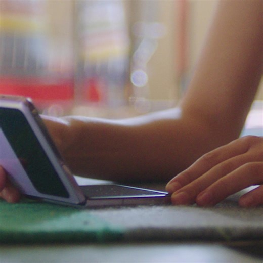 Flip phones are back! Discover the stylish, pocket-sized #OPPOFindN2Flip 💜 Get yours today: https://bit.ly/FindN2Flip_SG #OPPOFindN2Flip #FlexionHinge #SeeMoreInASnap #LifeWithNoCrease | OPPO