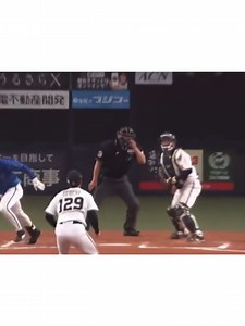白井球審がボールへ走り捕球、宜保翔と衝突した守備妨害の瞬間