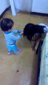 Bebe de 18 meses le pega a su hermana