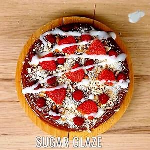 18 reactions | Yummy chocolate, almond and raspberry tart! Mention someone who would love this! Ingredients 1 tablespoon butter 1 tablespoon sugar 1 egg yolk 1 teaspoon vanilla extract ½ teaspoon baking powder 2 tablespoons of cocoa powder ½ cup flour ½ cup chocolate chip coconut flakes (for garnish) ¼ cup almond, crushed ¼ cup raspberry 3 strawberries, halved sugar glaze (optional) | Basfoods | Facebook