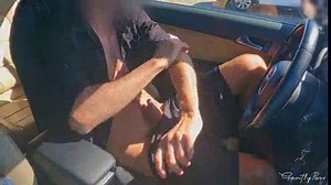 RÉVÉLATION DU VISAGE des deux filles : exhibitionnisme de bite dans la voiture pour deux filles au corps parfait.