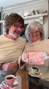 We had this amazing sweet treat at our coffee break 🥰 It was a huge strawberry fizz marshmallow from The Marshmallow Co 😋 So soft with a delicious strawberry flavour that had a slight fizz…and it wasn’t too sweet! 😋 Ooh, go on then! 😂 #food #strawberry #coffee