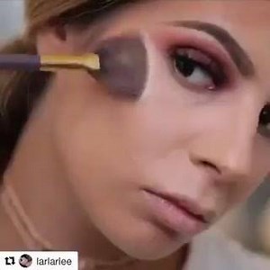 Our idol Laura Lee applying her highlight with our Fan Brush! 😍✨✨ #sosusan #cosmetics #lauralee #fanbrush #boxycharm #crueltyfree #makeuptutorial #makeup #beauty #bbloggers #makeupbrush | So Susan Cosmetics