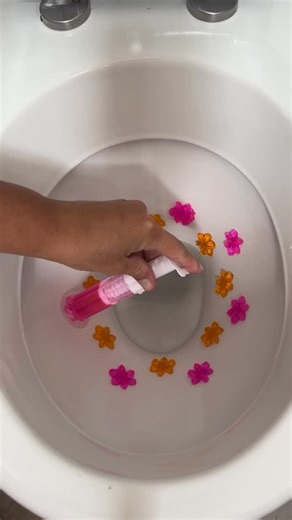 Anouk on Instagram: "Cute toilet decor 🌸🌼 What else to do on a cold rainy day ☔️🤣 #toilettok #cute #aesthetic #cleaningmotivation #flowers"