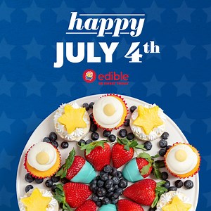 And the award for the sweetest Fourth of July party guest goes to… our delicious dessert platters and chocolate-dipped fruit bouquets 🏆😋 | Edible Arrangements