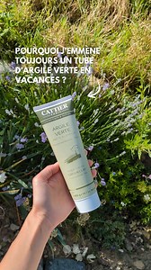 L'argile verte bio en tube : encore un de mes indispensables de l’été avec les enfants 💚 Dans ma trousse de vacances de maman, il y a toujours un tube d’argile verte en pâte prête à l’emploi comme celle-ci de chez Cattier Paris (ce n'est pas une collaboration commerciale, c'est vraiment le tube que j'ai à la maison toute l'année !) Voici comment je l’utilise pour soigner toute la famille en vacances👇 👶 Dès 6 mois, en cas de peau irritée : ➡️ Une noisette d’argile directement sur la peau propr
