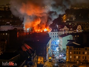 🚒🔥Am Dienstagabend brach in einem leerstehenden, denkmalgeschützten Wohn- und Geschäftsgebäude ein Feuer im Dachstuhl aus. Früher befand sich in dem Gebäude das Möbelgeschäft "Möbel Kunert". #meinhallesaale #halleandersaale #hallelife #hallesaale #dji #feuer | Hallelife.de - Mein Halle Saale