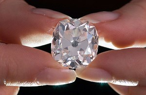 Woman finds that her fake diamond ring from 30 years ago is actually a real 26-carat diamond