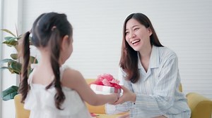 Little Daughter Give Mom Gift Box : vidéo de stock (100 % libre de droit) 1071907183 | Shutterstock
