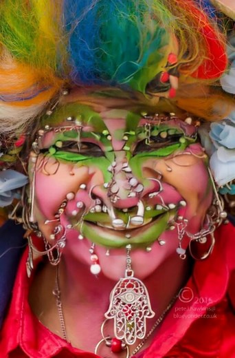 Cette femme est connue dans le monde entier comme la femme possédant le plus grand nombre de piercings, mais lorsque vous verrez à quoi elle ressemblait avant, vous serez choqué. Cette femme est connue dans le monde entier comme détentrice du plus grand nombre de piercings, mais son histoire est bien plus profonde que de simples chiffres record. Depuis son plus jeune âge, elle s'intéressait à des moyens inhabituels d'expression personnelle. Elle a commencé à expérimenter son apparence, utilisant