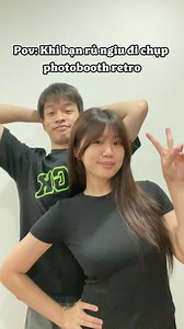 Dáng chụp photobooth cho couple: 10 ý tưởng dễ thực hiện